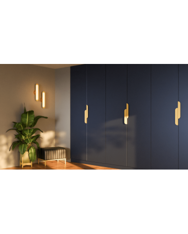 Tirador de mueble ZORIA alargado dorado mate tirador de diseño montado en un armario
