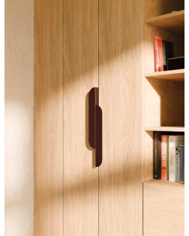Tirador de mueble burdeos ZORIA alargado tirador de diseño montado en un mueble