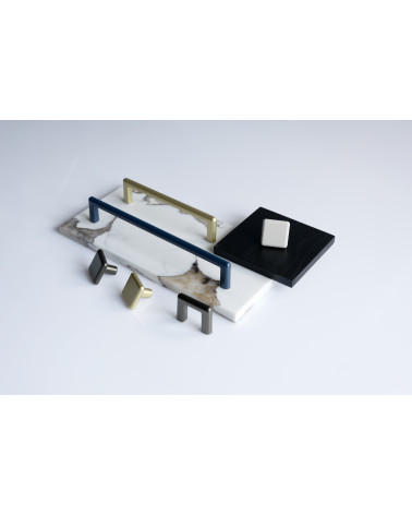 Tirador de mueble NOX diseño decorativo presentado sobre placas