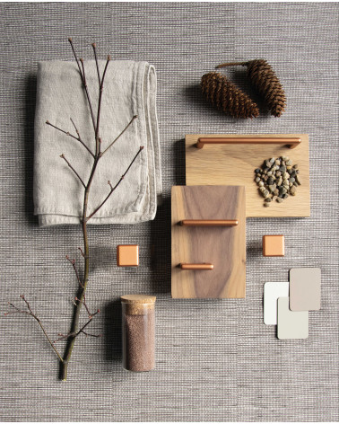 Tirador de mueble cobre NOX diseño decorativo presentado con materiales decorativos
