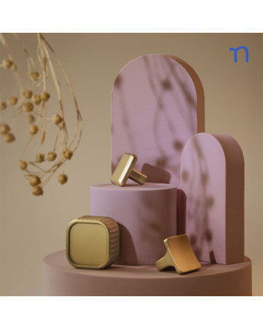 Tirador de mueble oro mate NOX diseño decorativo presentado con materiales decorativos