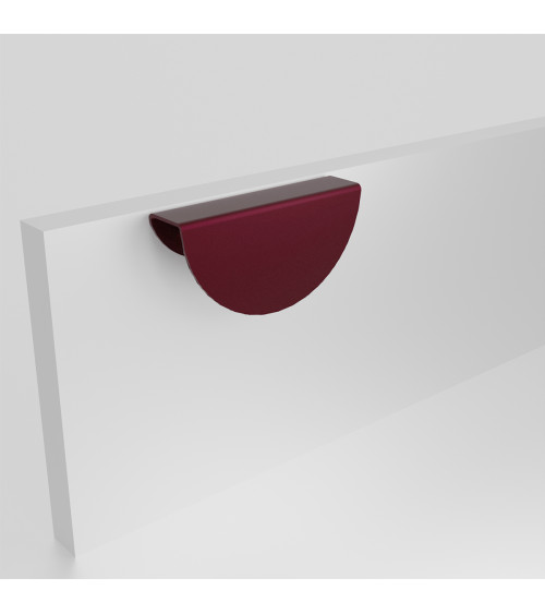 Tirador de mueble burdeos ZORIA en el frente tirador de diseño