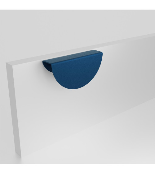 Tirador de mueble azul marino ZORIA en el frente diseño
