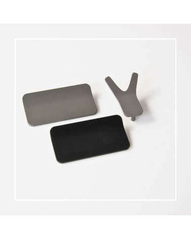 Tirador de mueble SEA diseño posado sobre fondo claro