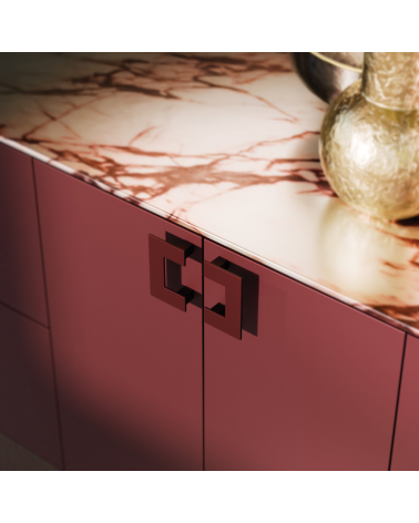 Tirador de mueble burdeos SOLEA tirador de diseño vista de cerca montado en un mueble
