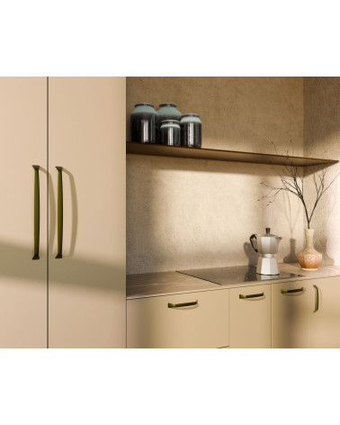 Tirador de mueble marrón oliva SONGO tirador de diseño montado en un mueble de cocina