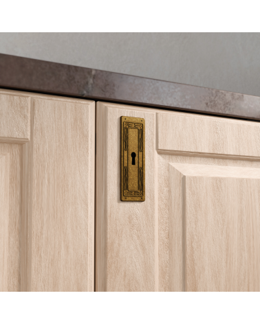 Tirador de mueble pátina sobre latón LEDA tirador de diseño montado en un mueble de madera