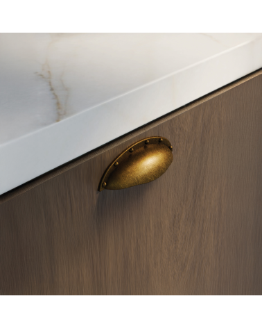 Tirador de mueble pátina sobre latón ASHEMA tirador de diseño montado en un mueble