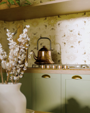 Tirador de mueble patinado sobre latón ASHEMA tirador de diseño montado en un mueble de cocina