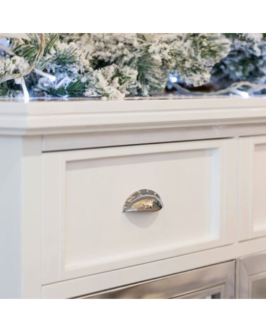 Tirador de mueble cromo pulido ASHEMA tirador de diseño montado en un mueble blanco