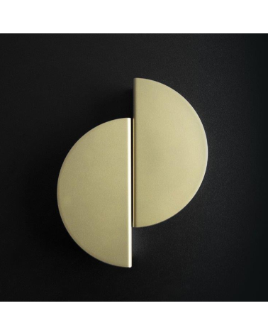 Tirador de mueble dorado mate ZORIA tirador de diseño colocado sobre un fondo oscuro