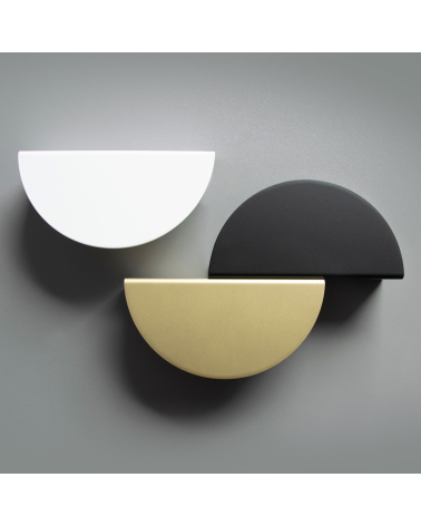 Tirador de mueble ZORIA tirador de diseño colocado sobre una superficie clara