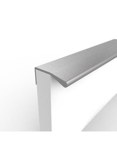 Tirador de mueble anodizado natural COSTA tirador de diseño fijado en el borde de un panel blanco