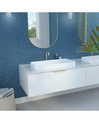 Tirador de mueble anodizado dorado COSTA tirador de diseño visto de lejos montado en un mueble suspendido