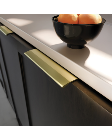 Tirador de mueble anodizado dorado COSTA tirador de diseño vista de cerca montado en un mueble