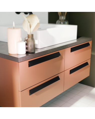 Tirador de mueble negro mate VERBA tirador de diseño montado en un mueble de baño