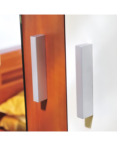 Tirador de mueble anodizado natural LATINO tirador de diseño vista de cerca