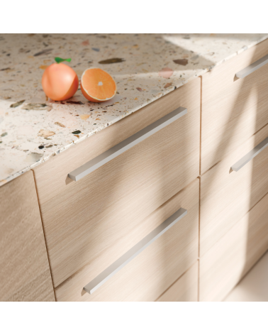 Tirador de mueble anodizado natural LATINO tirador de diseño montado en un mueble