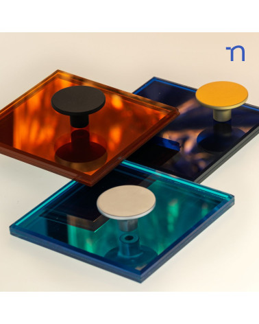 Tirador de mueble ASTRO diseño presentado sobre placas reflectantes