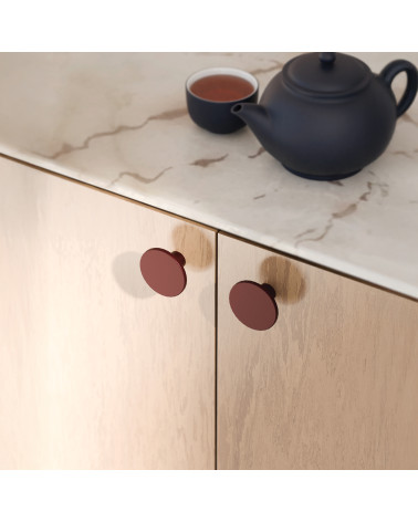 Botón de mueble burdeos ASTRO tirador de diseño montado en un mueble