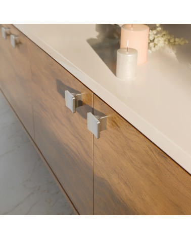 Botón de mueble dorado mate SIENA tirador de diseño vista inclinada montado en un mueble