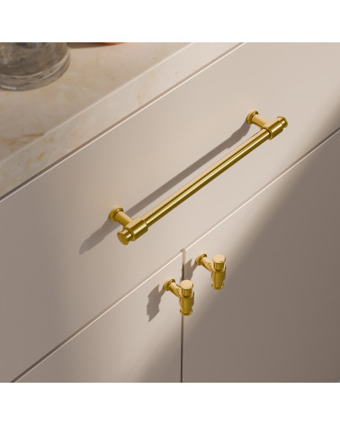 Tirador de mueble oro pulido GALIUM diseño vista superior inclinada montado en un mueble blanco