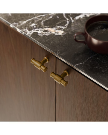 Tirador de mueble patinado en latón GALIUM diseño montado en un mueble