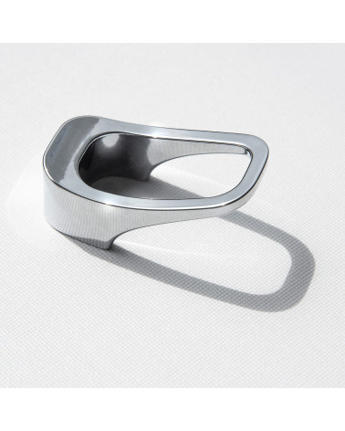 Botón de mueble cromo pulido LAGO tirador de diseño colocado sobre una superficie blanca