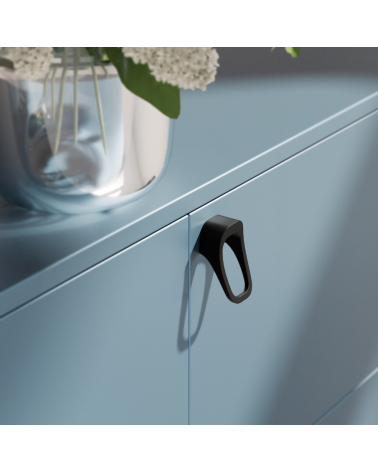 Botón de mueble negro mate LAGO tirador de diseño montado sobre un mueble