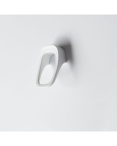 Botón de mueble marfil LAGO tirador de diseño colocado sobre un fondo blanco