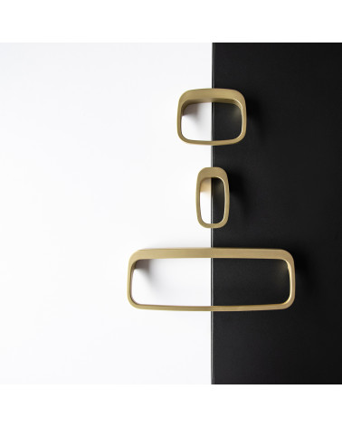 Botón de mueble oro mate LAGO tirador de diseño colocado sobre un fondo de dos tonos