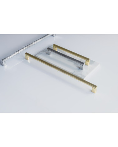 Tirador de mueble LARGO tirador de diseño colocado plano sobre una superficie blanca