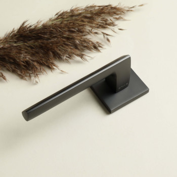 Manilla de Puerta gris antracita, color cañón de fusil | MILLAPOIGNEES