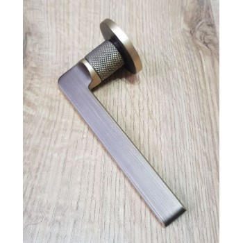 Tirador de puerta color bronce - Selección MILLAPOIGNEES