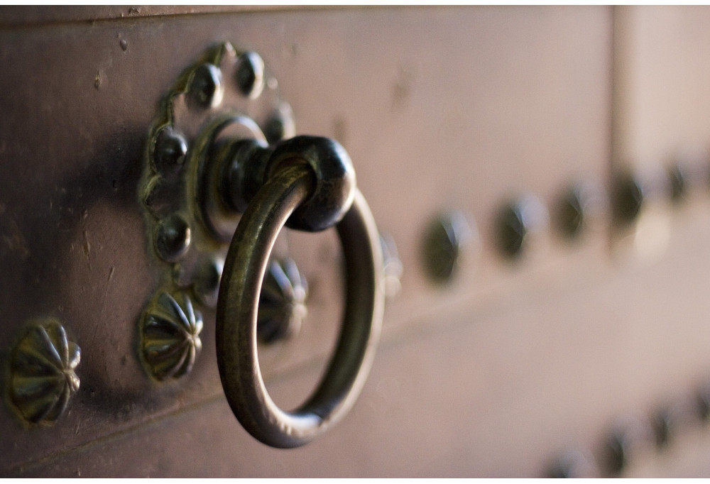 Aldaba de puerta de diseño: ¡dale estilo a tu puerta exterior!