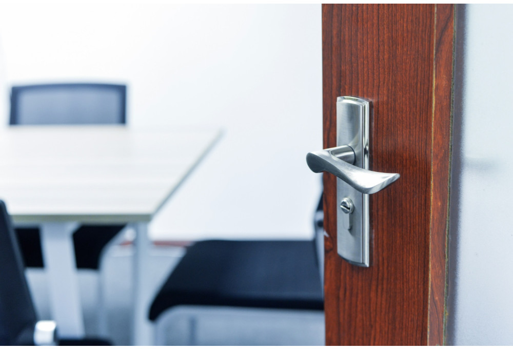 ¿Cómo adaptar un tirador de puerta italiano en una cerradura francesa?