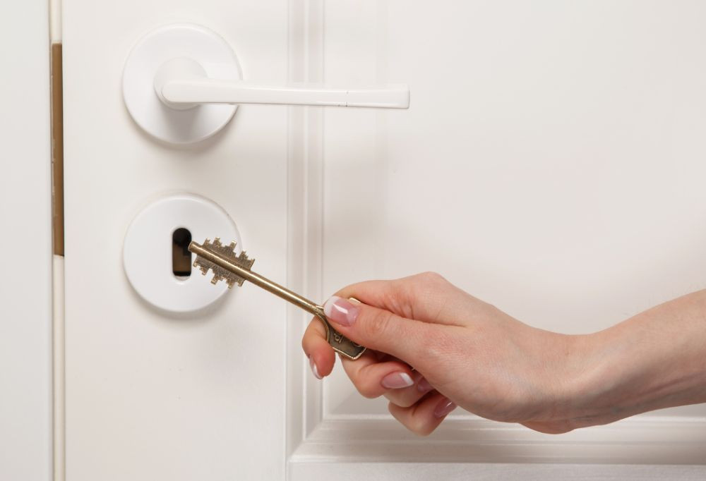 Herrajes para puerta de entrada: ¿cómo hacer la elección correcta?