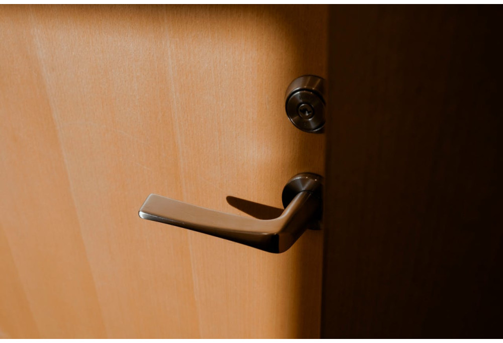 ¿Cómo apretar un tirador de puerta que se mueve?