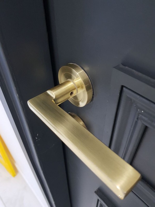 tirador dorado en una puerta azul
