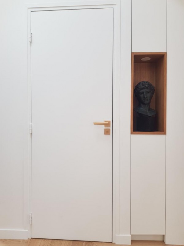 Manilla de puerta de diseño Raflesia en acabado oro mate - realización apartamento parisino 